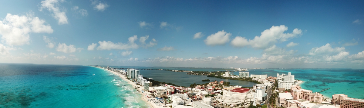 Panoramablick über die Hotelzone und den Strand von Cancun (Daniel Lorig)  Copyright 
License Information available under 'Proof of Image Sources'
