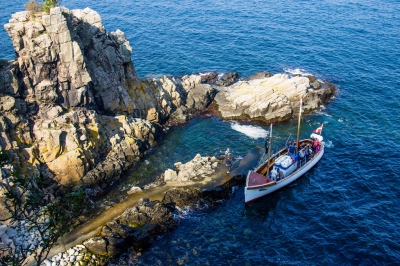 Pier among the rocks (Susanne Nilsson)  [flickr.com]  CC BY-SA 
License Information available under 'Proof of Image Sources'