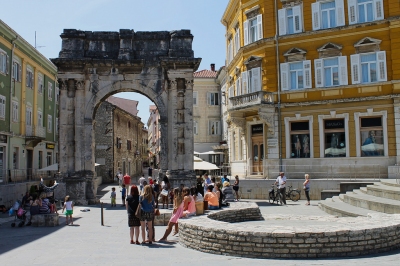 Pula - Porte d'Or (Nicolas Vollmer)  [flickr.com]  CC BY 
License Information available under 'Proof of Image Sources'